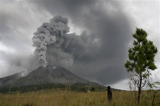 
 Mount Sinabung spews volcanic materials into the sky in Karo, North Sumatra, Indonesia, Monday, Aug. 30, 2010. The volcano that had been dormant for more than four centuries erupted for the second day in a row Monday, spewing out towering clouds of ash and forcing the evacuation of more than 21,000 people. (AP Photo/Roone Patikawa)
 