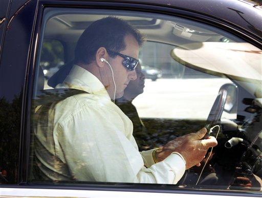 
 Seven-time Cy Young winner, baseball pitcher Roger Clemens leaves federal court in Washington, Monday, Aug. 30, 2010, after pleading not guilty to charges of lying to Congress about whether he used steroids or human growth hormone. (AP Photo/Evan Vucci)
 