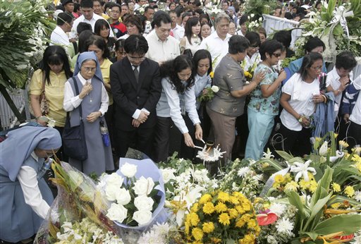 
 Filipinos offer prayers and light candles at the site where eight Hong Kong tourists were killed in a nearly 12-hour bus hostage standoff on Aug. 23, 2010, involving a dismissed police officer, at Manila's Rizal Park in the Philippines, Tuesday, Aug. 31, 2010. The 'Mass for Peace and Non-violence' was held as the Philippines worked to calm China's outrage over the bloodshed. (AP Photo/Bullit Marquez)
 