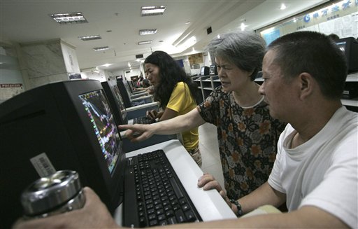 
 Investors look at stock price monitors at a private securities company Tuesday, Aug. 31, 2010 in Chongqing, China. China's stock benchmark retreated as Asian markets sank Tuesday as a strong yen pummeled Japanese shares and pessimism about the U.S. economy intensified. (AP Photo)
 