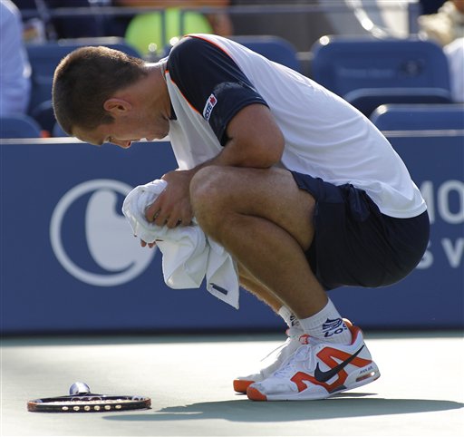 
 Andy Roddick of the United States signs autographs for fans after he beat Stephane Robert of France during the first round of the U.S. Open tennis tournament in New York, Monday, Aug. 30, 2010. Roddick won the match 6-3, 6-2, 6-2 on his 28th birthday. (AP Photo/Kathy Willens)
 