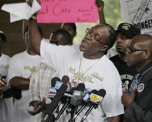 
 Former gang member Reginald Akkeem Barry Sr., speaks at a news conference, joined by several, current and former gang members Thursday, Sept. 2, 2010, in Chicago. (AP Photo/M. Spencer Green)
 