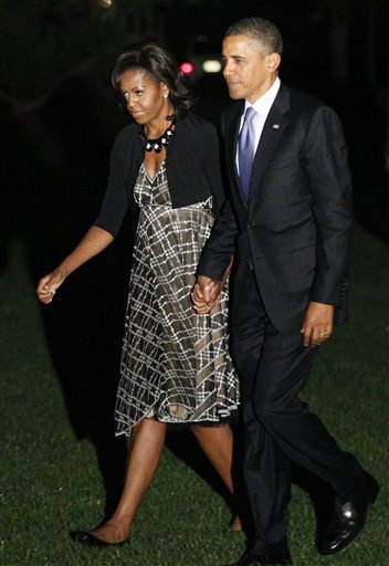  first lady Michelle Obama walk on the South Lawn at the White House ...