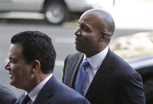 Barry Bonds, right, arrives at
