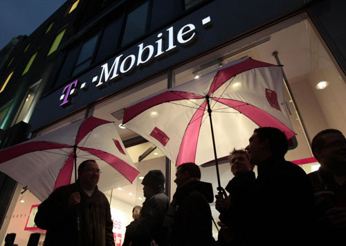 People Waiting at T-Mobile Store in London for G1 Phone