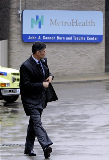 
 A Secret Service agent walks outside of MetroHealth Hospital, Tuesday, Sept. 28, 2010, in Cleveland. Former President Jimmy Carter, on a trip promoting his new book, developed an upset stomach on a flight to Cleveland and was taken to the hospital for observation, officials said. (AP Photo/Tony Dejak)
 