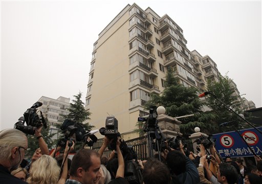 
 Journalists tries to get into the apartment house where Liu Xia, wife of Liu Xiaobo stays in Beijing , Friday, Oct. 8, 2010. Imprisoned Chinese dissident Liu Xiaobo won the 2010 Nobel Peace Prize on Friday for 'his long and nonviolent struggle for fundamental human rights', a prize likely to enrage the Chinese government, which had warned the Nobel committee not to honor him. (AP Photo/Andy Wong)
 