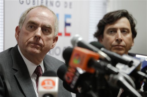 
 Dr. Michael Duncan, NASA's deputy chief medical officer, left, attends a press conference with Chile's Mining Minister Laurence Golborne regarding the 33 trapped miners in Santiago, Chile, Tuesday Aug. 31, 2010. A NASA team will give advice based on the U.S. space agency's experience in helping astronauts through the ordeals of living for as long as a year in cramped quarters and with limited contact with friends and family. (AP Photo/Aliosha Marquez)
 