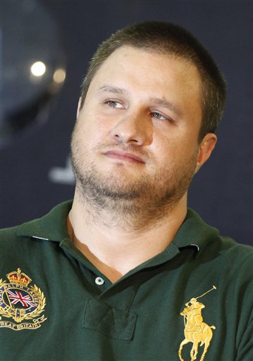 
 Texas-born fugitive Edgar Valdez Villarreal, alias 'the Barbie,' center, is presented to the press in Mexico City, Tuesday Aug. 31, 2010. Valdez, who was captured on Monday by federal police, faces drug trafficking charges in the U.S. and is blamed in Mexico for a brutal turf war that has included bodies hung from bridges, decapitations and shootouts as he and a rival fought for control of the divided Beltran Leyva cartel. (AP Photo/Alexandre Meneghini)
 