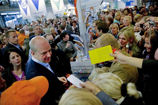 
 Swedish Prime Minister Fredrik Reinfeldt, centre left, arrives with his wife Filippa to cast his vote at a polling station in Stockholm during general elections, Sunday Sept. 19, 2010. Swedes voted for a new parliament on Sunday with polls showing the center-right government heading for a historic second term unless an Islam-bashing far-right group spoils its majority. (AP Photo/Pontus Lundahl)
 