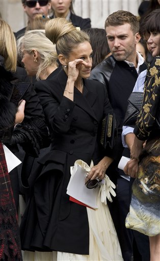 
 U.S actress Sarah Jessica Parker wipes her eye as she listens to Scottish bagpipers playing outside the memorial service for Alexander McQueen at St Paul's Cathedral in London, Monday, Sept. 20, 2010, which takes place during London Fashion Week. (AP Photo/Joel Ryan)
 
