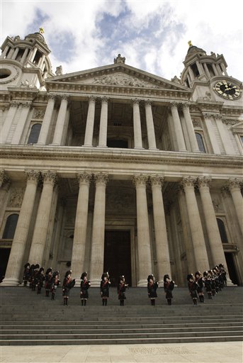 
 Scottish bagpipers stand on the steps and play outside the memorial service for Alexander McQueen at St Paul's Cathedral in London, Monday, Sept. 20, 2010, which takes place during London Fashion Week. (AP Photo/Joel Ryan)
 