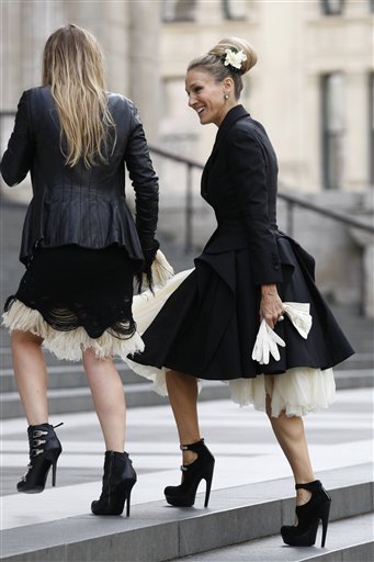 
 U.S. actress Sarah Jessica Parker, right, arrives at St Paul's Cathedral in London, Monday, Sept. 20, 2010, for a private memorial service for British fashion designer Alexander McQueen who died early this year. (AP Photo/Sang Tan)
 