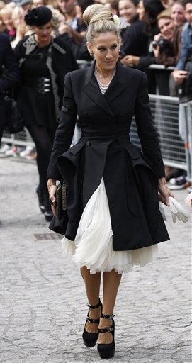 
 U.S. actress Sarah Jessica Parker, arrives at St Paul's Cathedral in London, Monday, Sept. 20, 2010, for a private memorial service for British fashion designer Alexander McQueen who died early this year. (AP Photo/Sang Tan)
 