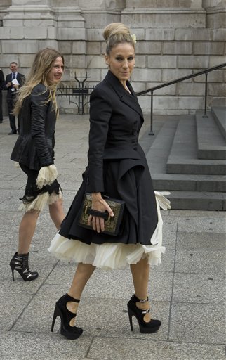 
 U.S actress Sarah Jessica Parker arrives to attend the Alexander McQueen memorial service at St Paul's Cathedral in London Monday, Sept. 20, 2010, which takes place during London Fashion Week. (AP Photo/Joel Ryan)
 