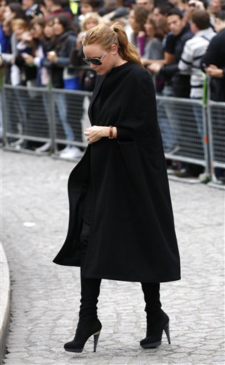 
 British fashion designer Stella McCartney arrives at St Paul's Cathedral in London for the memorial service for Alexander McQueen, Monday, Sept. 20, 2010, which took place during London Fashion Week. (AP Photo/Sang Tan)
 