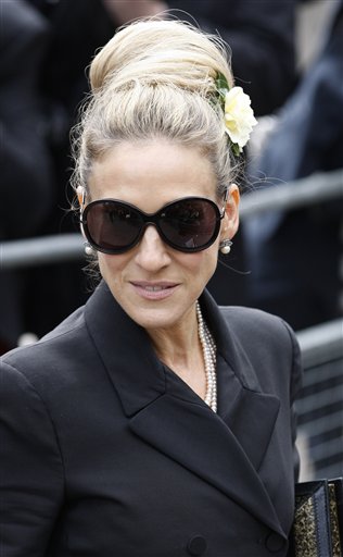 
 U.S. actress Sarah Jessica Parker leaves St Paul's Cathedral after the memorial service for Alexander McQueen at St Paul's Cathedral in London, Monday, Sept. 20, 2010, which took place during London Fashion Week. (AP Photo/Sang Tan)
 