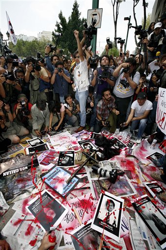 
 FILE - In this file photo taken Aug. 7, 2010, members of the press protest violence against journalists in Mexico City. Jorge Luis Aguirre, a Mexican news reporter announced Monday, Sept. 20, 2010, the U.S. granted him political asylum, a first among Mexican journalists since the country's bloody drug war erupted. Aguirre, 52, was reporting in Ciuidad Juarez, the epicenter of drug-gang violence across the border from El Paso. (AP Photo/Marco Ugarte, File)
 