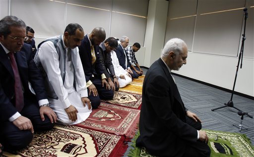 
 Imam Feisal Abdul Rauf, right, leads the prayers during an Iftar ceremony hosts by Dubia Scholl of Government in Dubai, United Arab Emirates,Tuesday Aug. 31, 2010. (AP Photo/Kamran Jebreili)
 