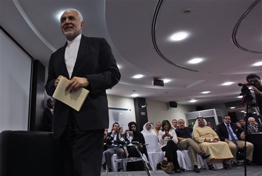 
 Imam Feisal Abdul Rauf, left, walks to the podium to make his speech during an Iftar ceremony hosted by the Dubai School of Government in Dubai, United Arab Emirates, Tuesday Aug. 31, 2010. (AP Photo/Kamran Jebreili)
 