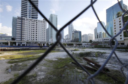 
 In this photo taken Tuesday, August, 31, 2010, a vacant lot is shown where construction of a condominium, Capital at Brickell, has stopped in Miami. (AP Photo/Lynne Sladky)
 