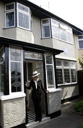 
 John Lennon's widow Yoko Ono visits his old house in Menlove Avenue, Liverpool, England, Friday, Sept. 3, 2010. (AP Photo/Tim Hales)
 