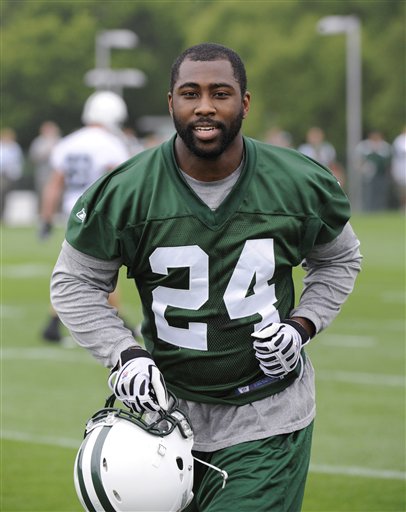 
 FILE - This June 14, 2010, file photo shows New York Jets cornerback Darrelle Revis leaving the field at the football teams minicamp, in Florham Park, N.J. The New York Jets announced early Monday morning Sept. 6, 2010, that they have agreed to a fnew contract with Revis. (AP Photo/Bill Kostroun, File)
 
