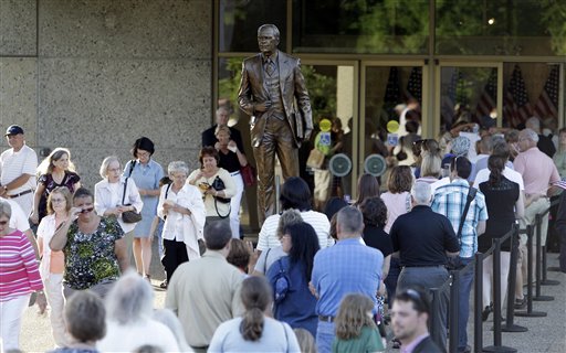 
 Members of the public pay their respects to former first lady Betty Ford during the public viewing at Gerald R. Ford Presidential Museum Wednesday, July 13, 2011 in Grand Rapids, Mich. The former first lady will be buried at the museum on Thursday next to her husband former President Gerald R. Ford. (AP Photo/Carlos Osorio)
 