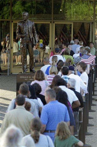 
 Members of the public pay their respects to former first lady Betty Ford during the public viewing at Gerald R. Ford Presidential Museum Wednesday, July 13, 2011 in Grand Rapids, Mich. The former first lady will be buried at the museum on Thursday next to her husband former President Gerald R. Ford. (AP Photo/Carlos Osorio)
 