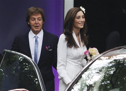 
 Nancy Shevell with Sir Paul McCartney leave his house in the St. John's Wood neighborhood of London, to get married at nearby Marylebone Town Hall, Sunday Oct. 9, 2011. (AP Photo / David Parry, PA) UNITED KINGDOM OUT - NO SALES - NO ARCHIVES
 