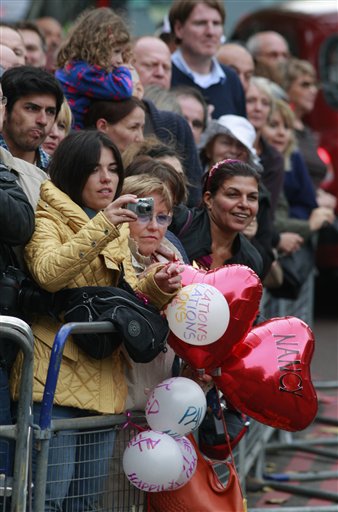 
 Fans carrying balloons wait for Sir Paul McCartney and his fiance Nancy Shevell to arrive at the Marylebone Registry Office for their wedding, in central London, Sunday, Oct. 9, 2011. (AP Photo/Lefteris Pitarakis)
 