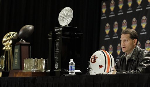 
 Auburn head coach Gene Chizik answers questions during a news conference after the BCS National Championship NCAA college football game, Tuesday, Jan. 11, 2011, in Scottsdale, Ariz. Auburn beat Oregon 22-19 to capture the championship. (AP Photo/Charlie Riedel)
 