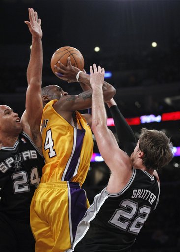 
 Los Angeles Lakers' Kobe Bryant tries to shoot between San Antonio Spurs' Richard Jefferson, left, and Tiago Splitter during the first half of an NBA basketball game in Los Angeles, Tuesday, April 12, 2011. (AP Photo/Chris Carlson)
 