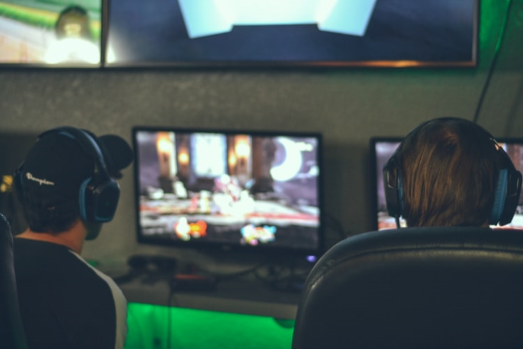 Gamers never play alone: An interface-centred analysis of online video  gaming